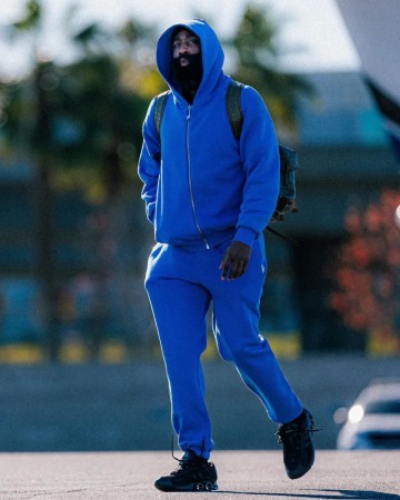 开云体育中国-快船社媒晒球员奔赴客场的登机照片，哈登等球员出镜