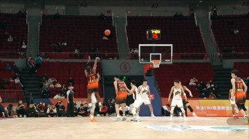 开云体育在线-23分大胜、豪取7连胜！山东男篮13记3分引爆全场，邱彪多次发飙